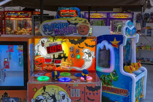 Diverse Spieleautomaten für Kinder beim Afytos-Park