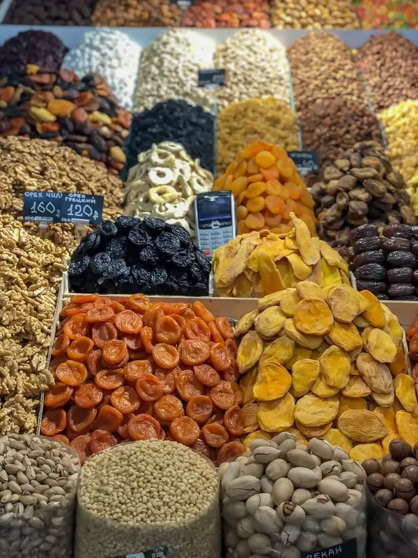 Diverse Trockenfrüchte und Nüsse auf dem Danilovsky Market in Moskau