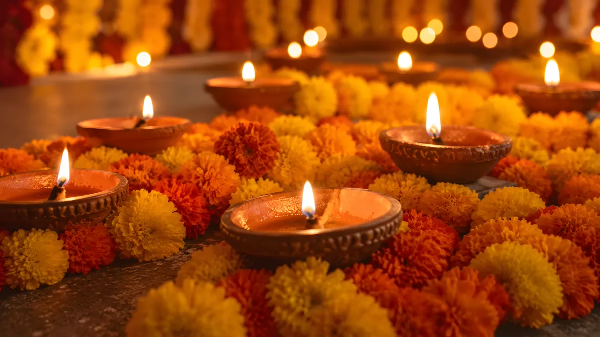 Diwali-Dekoration mit Öllampen und Ringelblumen