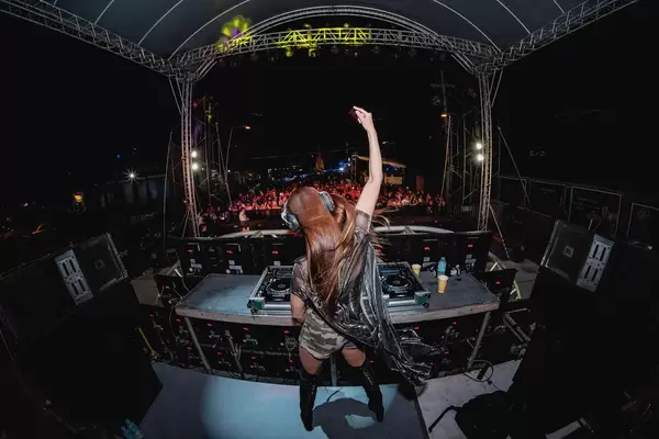DJ Jennifer Lee feiert bei ihrem Auftritt am Dinagyang Music Festival, Philippinen