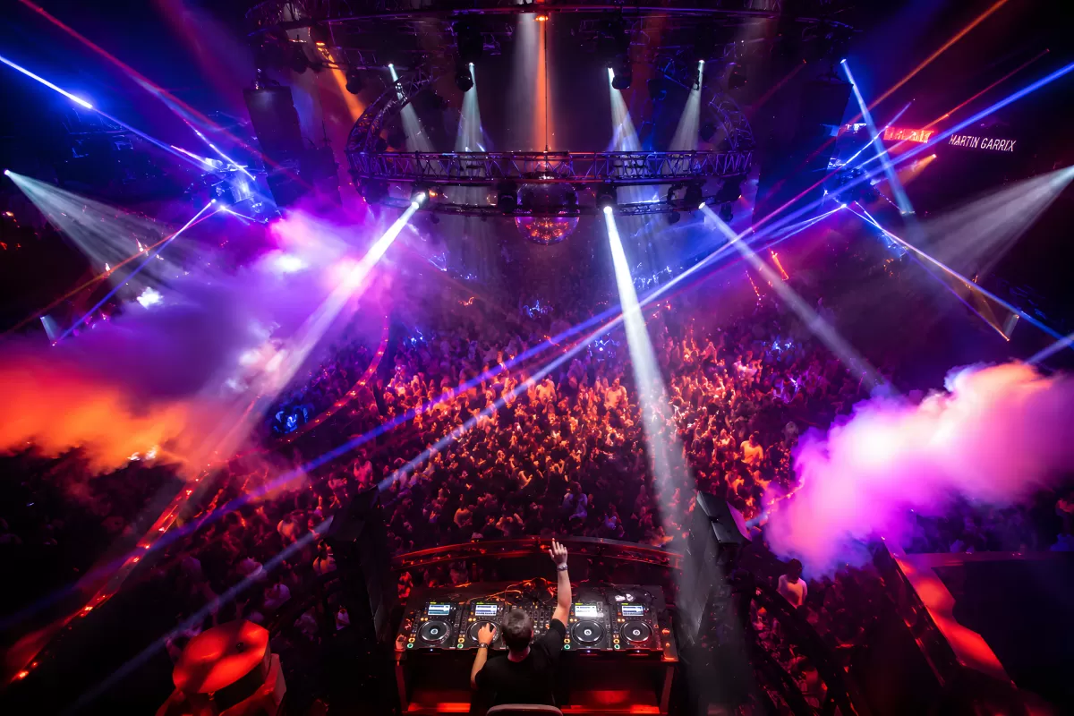 DJ Martin Garrix bei einem Clubkonzert mit Lasershow