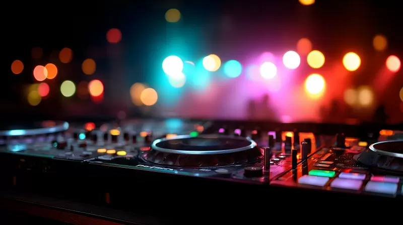 DJ Pult mit Lichtern in bunter Clubatmosphäre