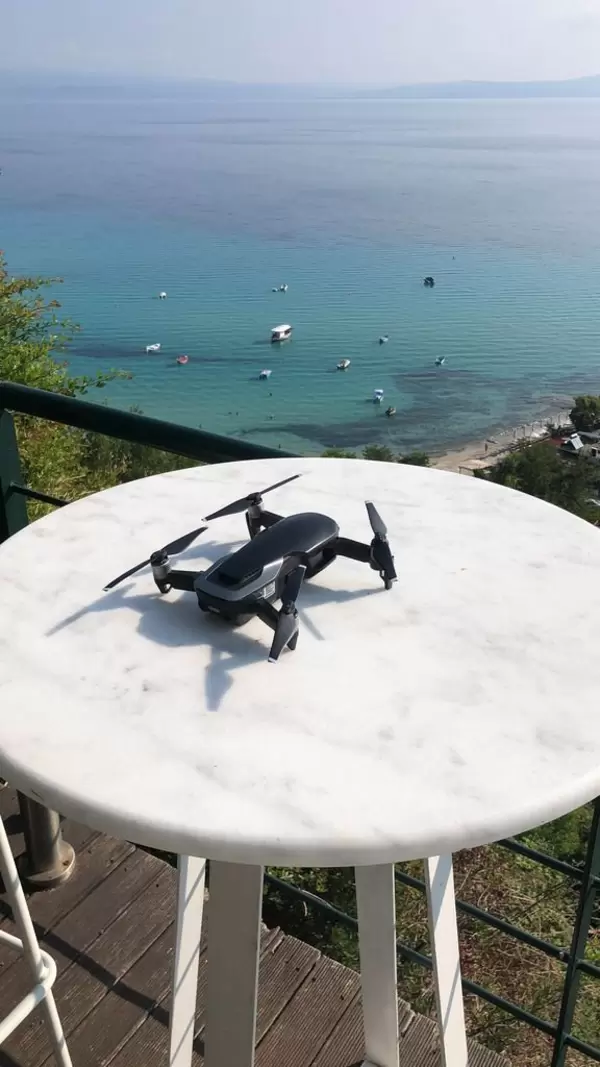 DJI Mavic Air auf weißem Tisch und Meer im Hintergrund