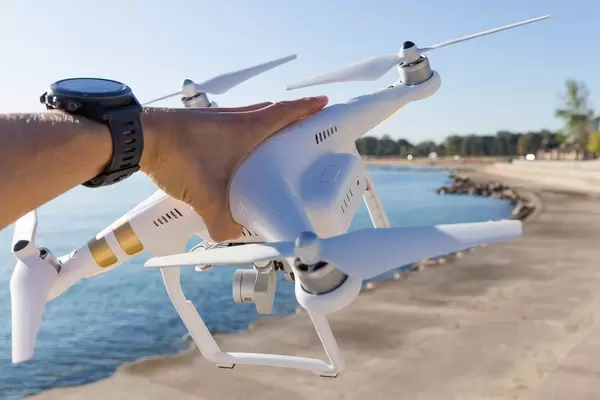 DJI Phantom 3 Professional Drohne in der Hand