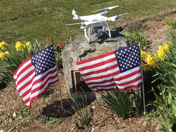 DJI Phantom Drohne und USA-Flaggen in Barnstable, USA