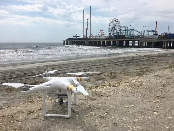 DJI Phantom Drohne vor Vergnügungspark Steel Pier in Atlantic City, USA