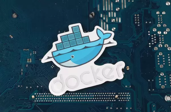 Docker Logo vor einer elektronischen Leiterplatte als Hintergrund