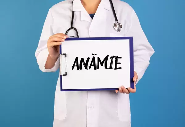 Doctor holding clipboard with Anämie text