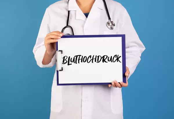Doctor holding clipboard with Bluthochdruck text