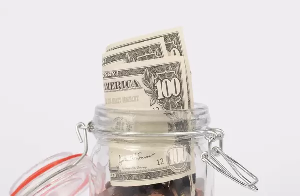 Dollar-Scheine in einem Glasgefäß