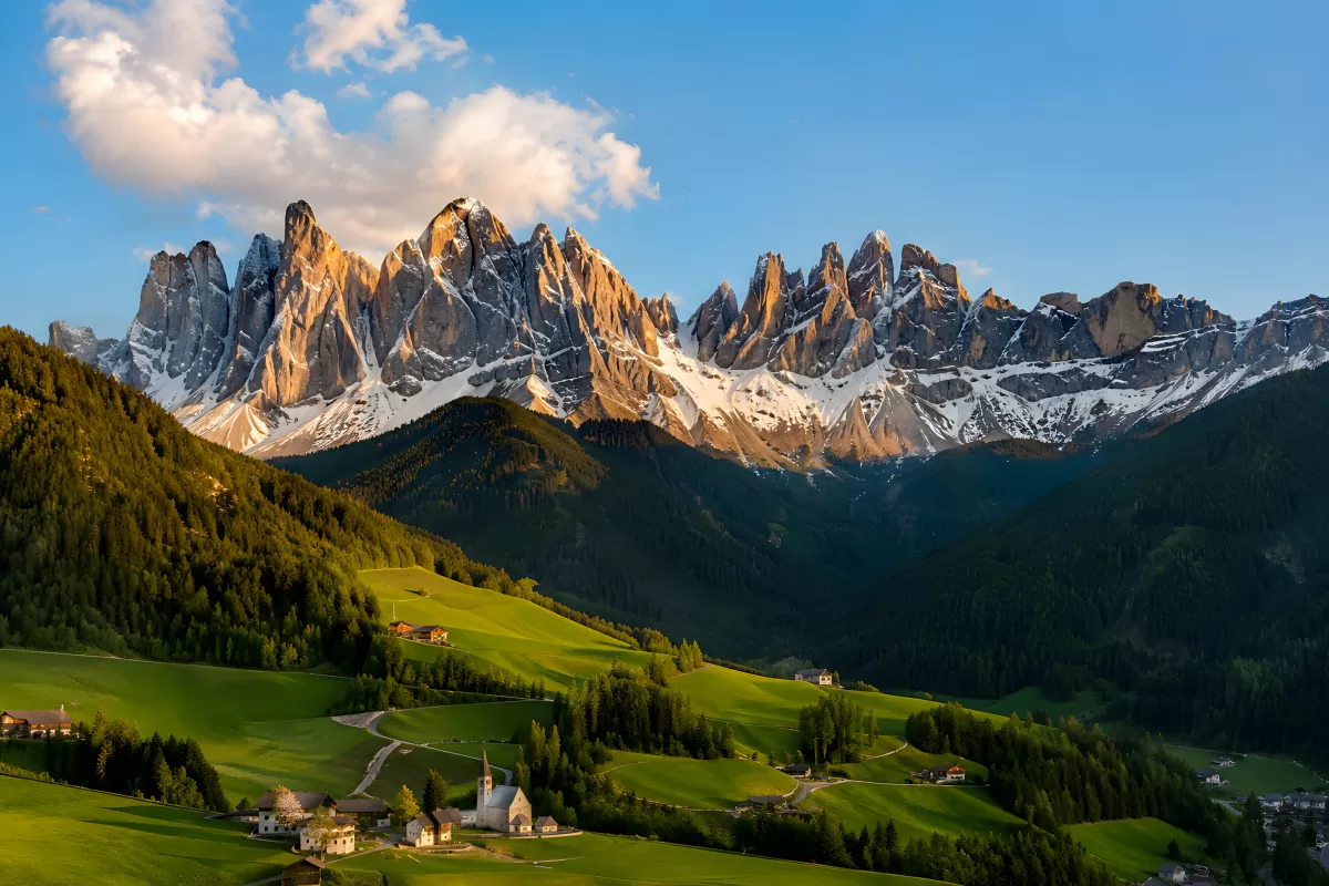 Dolomiten Bergpanorama mit grünem Alpental im Frühling