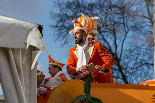 Dominic Maroh fährt auf dem Präsidentenwagen der Appelsinefunke - Kölner Karneval 2018