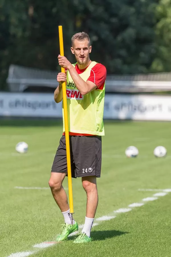 Dominick Drexler - offensives Mittelfeld - bei den Trainingsvorbereitungen seiner Fußballmannschaft