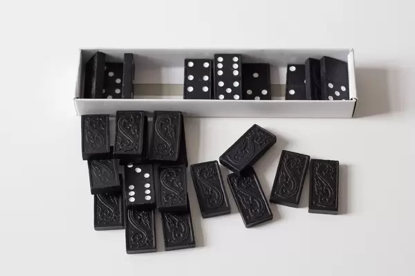Domino box