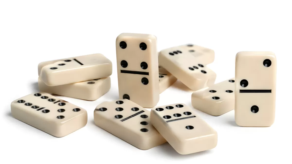Domino-Steine aus Elfenbein auf weißem Hintergrund