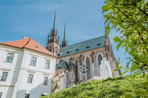 Domkirche und Kathedrale St. Peter und Paul des Bistums Brünn, Tschechien, vor blauem Himmel