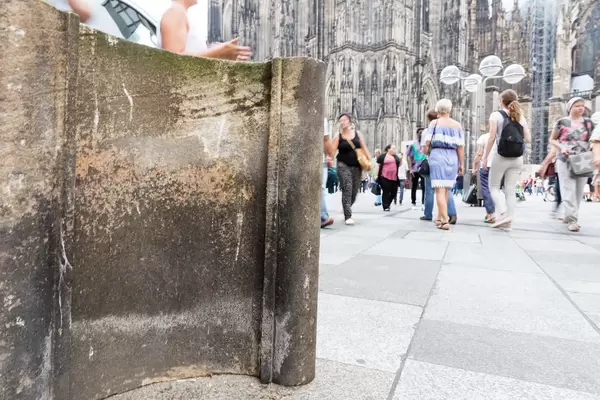 Domstein und Passanten im Hintergrund - Domplatte, Köln