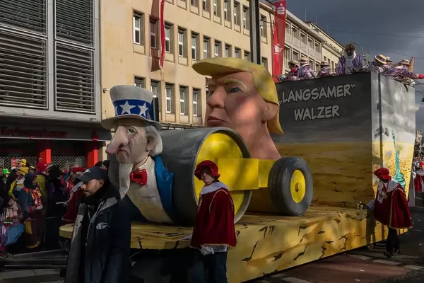 Donald der "langsame" Walzer Trump beim Rosenmontagszug - Kölner Karneval 2018