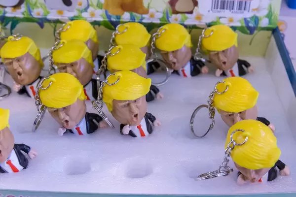 Donald Trump als Schlüsselanhänger in schimpfender Haltung