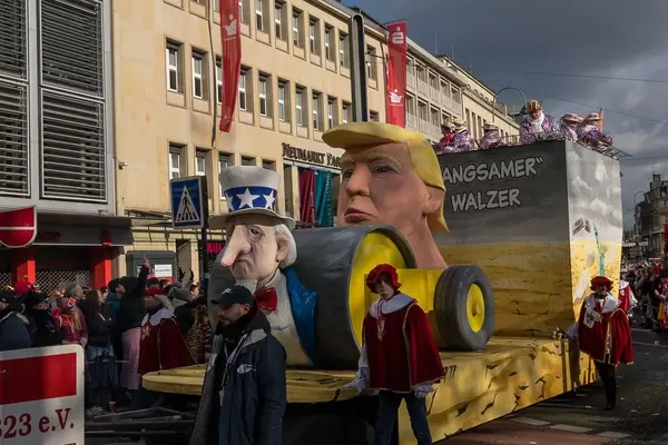 Donald Trump Wagen beim Rosenmontagszug - Kölner Karneval 2018