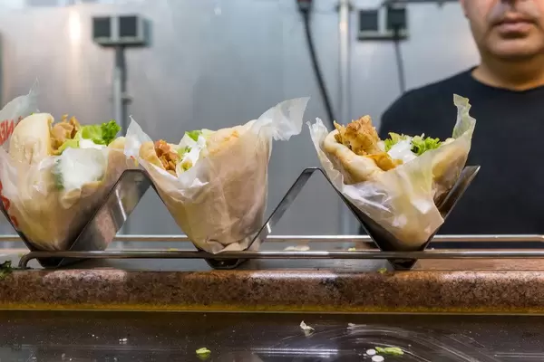 Döner Kebap auf der Auslage bereit zum Verzehr