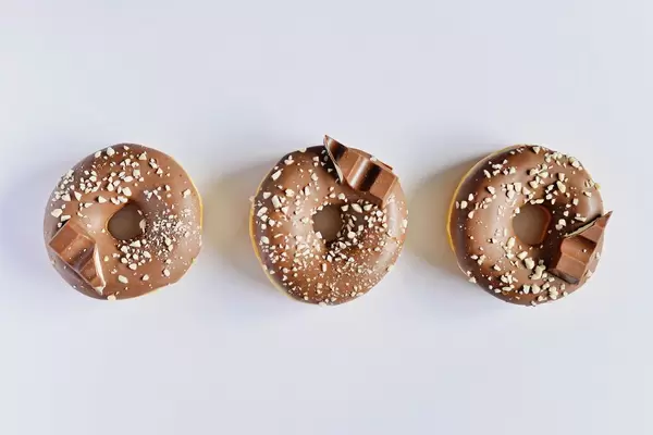 Donuts vor weißem Hintergrund