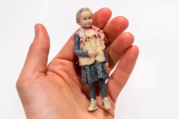 Doob - print yourself in 3D: A child as 3D-Print in the hand infront of a white background