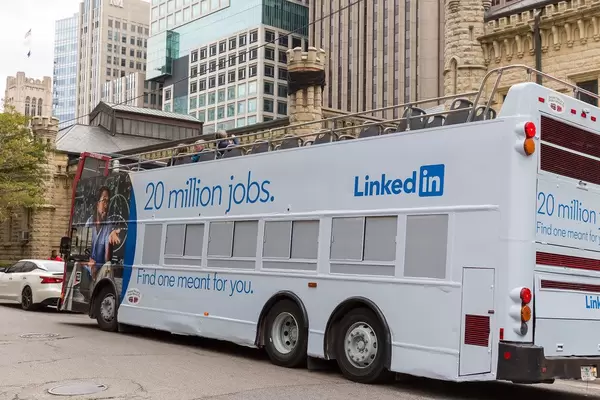 Doppelstock-Touristenbuch mit LinkedIn-Werbung