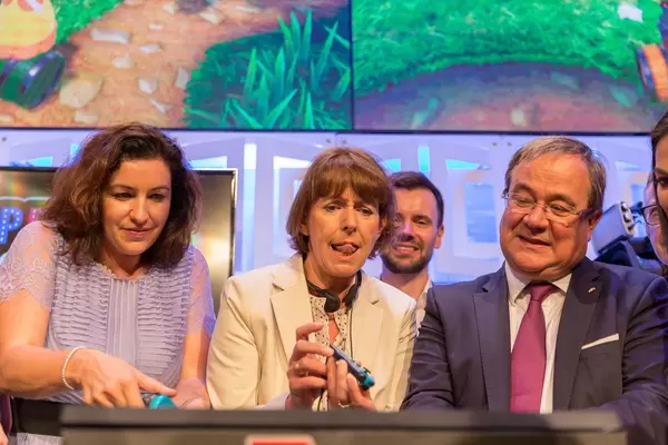 Dorothee Bär, Armin Laschet und Henriette Reker spielen auf der Nintendo Switch