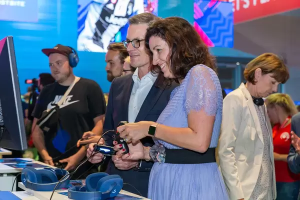 Dorothee Bär auf dem Stand von EA