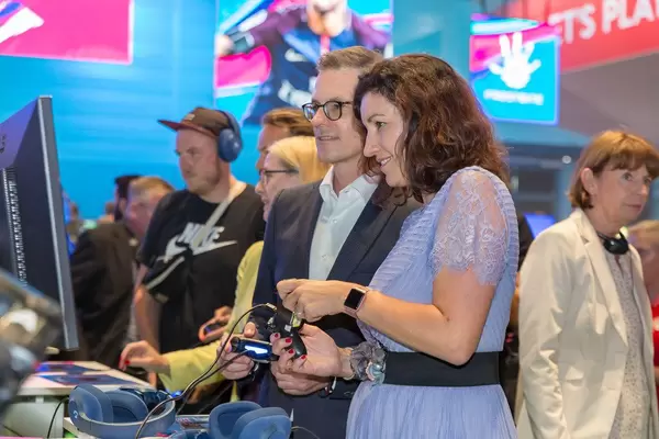 Dorothee Bär beim Zocken auf der Gamescom 2018