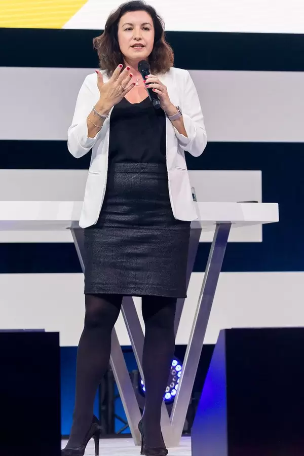 Dorothee Bär gestikuliert während ihres Vortrags auf der Digital X Bühne in Köln