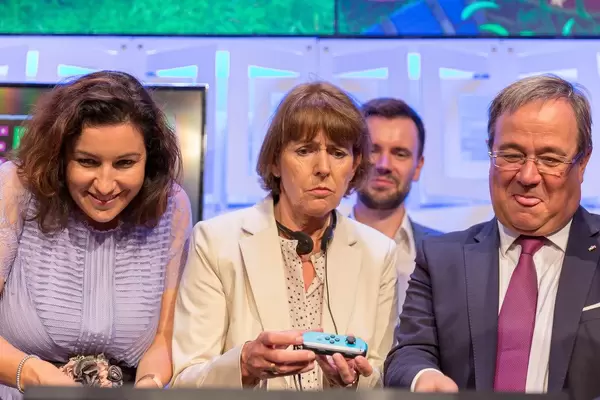 Dorothee Bär, Henriette Reker, Felix Falk und Armin Laschet haben Spaß