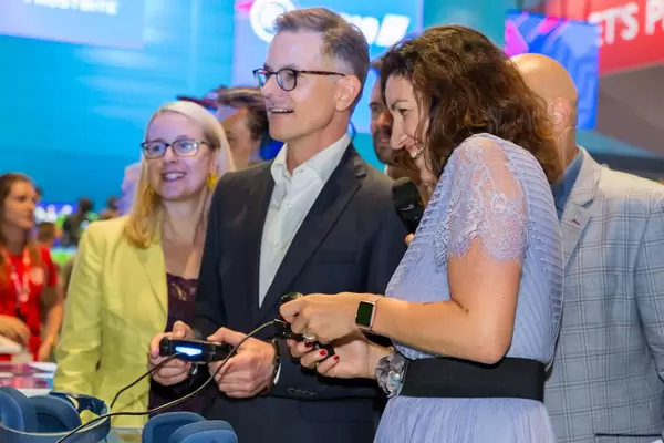 Dorothee Bär ist sichtlich begeistert