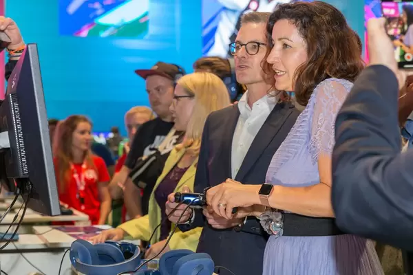 Dorothee Bär spielt ein Spiel auf der Playstation 4 auf der Gamescom 2018