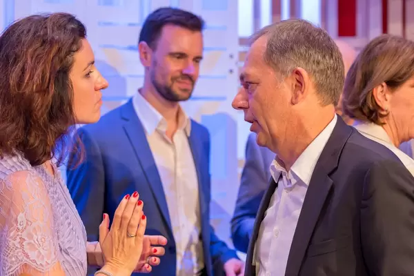 Dorothee Bär und andere Politiker am Messestand von Nintendo