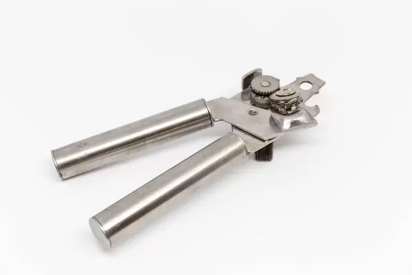 Dosenöffner vor weißem Hintergrund