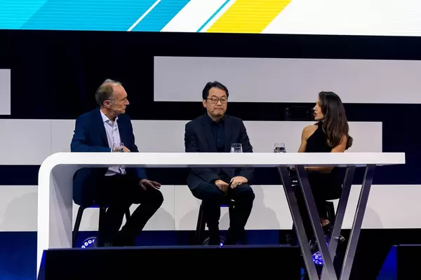 Dr. Alex Jinsung Choi (Deutsche Telekom AG) zwischen Sir Tim Berners-Lee und Nazan Eckes auf der Digital X Bühne in Köln