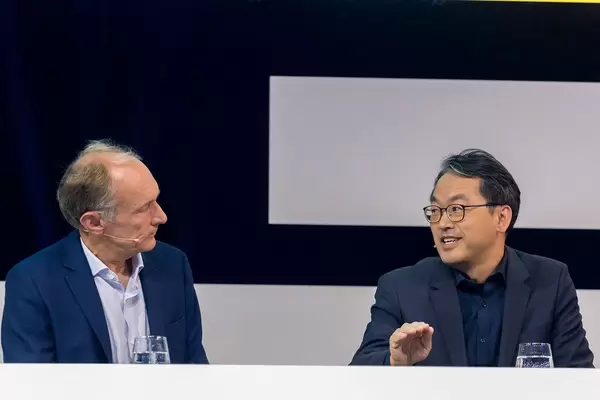 Dr. Alex Jinsung Choi im Gespräch mit World Wide Web Begründer, Sir Tim Berners-Lee, auf der Digital X Bühne in Köln
