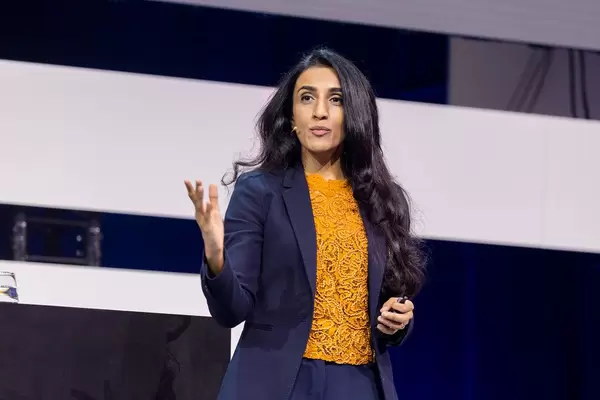 Dr Ayesha Khanna auf der Bühne der Digital X Konvention in Köln