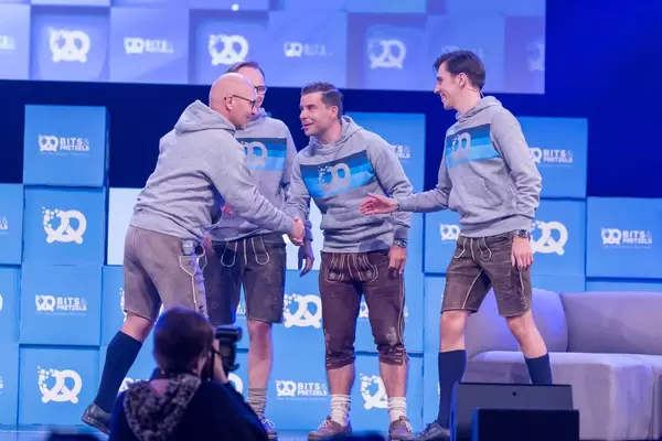 Dr. Bernd Storm van's Gravesande, Felix Haas und Andreas Bruckschlögl geben sich die Hand beim Grand Opening des Bits & Pretzels Festivals