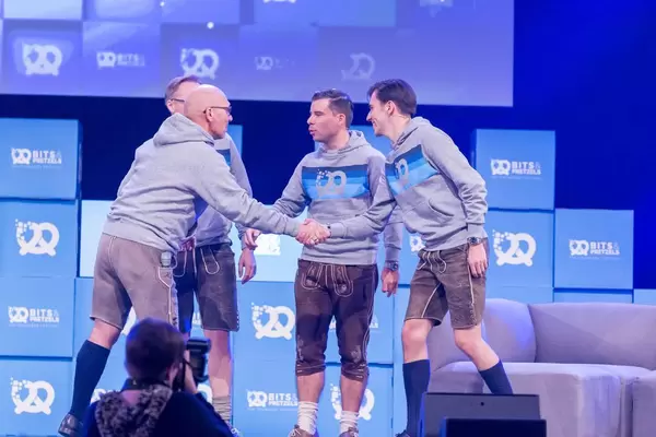 Dr. Bernd Storm van's Gravesande, Felix Haas und Andreas Bruckschlögl shaking hands at the Grand Opening des Bits & Pretzels Festivals