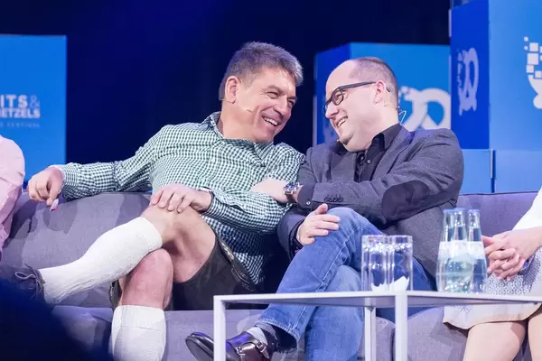 Dr. Carsten Breitfeld und Dr. Lars Krause lachen bein Interview