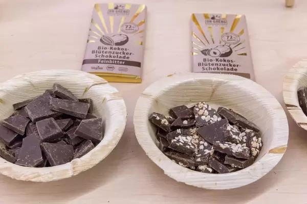 Dr. Georg - vegane Bio Kokos-Blütenzucker Schokolade in den Variationen Zartbitter und mit Nüssen in Bambusschalen