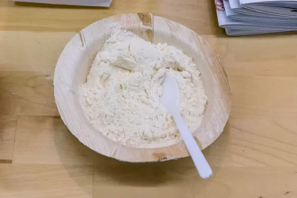 DR. GEORG - veganes Bio-Kokos-Mehl in einer Bambusschüssel