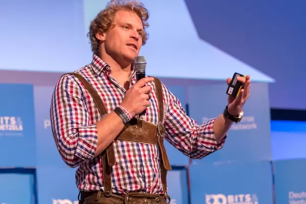 Dr. Julian Hosp auf der Bühne