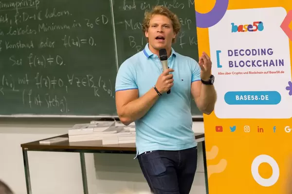 Dr. Julian Hosp bei seinem Vortrag in der Universität Köln