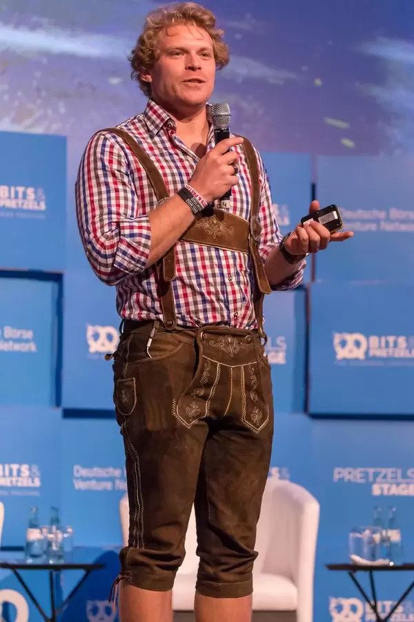 Dr. Julian Hosp hält eine Rede