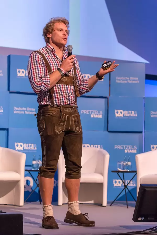 Dr. Julian Hosp - in Lederhosen auf der Bühne beim Bit & Pretzels Festival 2018