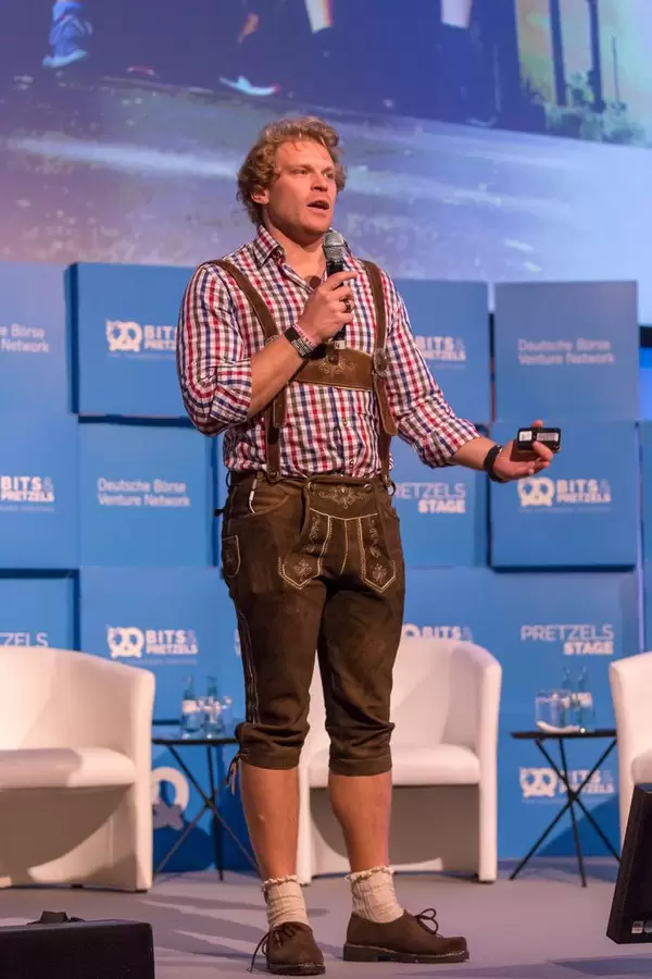 Dr. Julian Hosp - President von TenX bei einer Rede auf der Bühne des Bits & Pretzels Festival in München